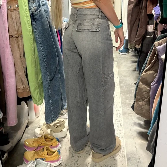 Zara TRF Mid-Rise Wide Leg Cargo Jeans - Picture 6 of 10